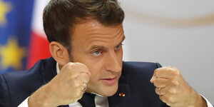 Macron ballt die Fäuste bei seiner Rede