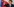 Emmanuell Macron mit erhobener Hand