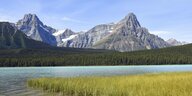 Ein Bergsee, dahinter der Howse Peak in Kanada