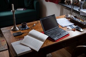 Ein Schreibtisch mit aufgeschlagenem Laptop und Büchern