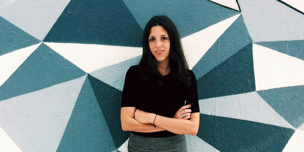 Autorin Ariana Harwisz vor einer blauweißen Wand