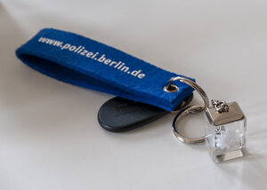Ein blauer Schlüsselanhänger mit dem Schriftzug "Polizei" Ein blauer Schlüsselanhänger mit dem Schriftzug "Polizei"