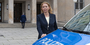 Barbara Slowik posiert für ein Porträt vor dem Polizeipräsidium