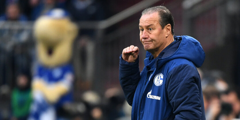 Huub Stevens in blauer Trainingsjacke