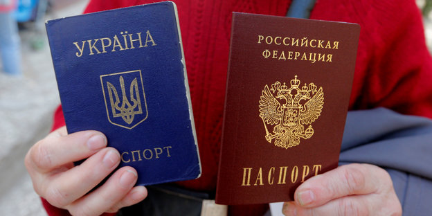 Bewohnerin der Krim zeigt ihren ukrainische und ihren neuen russischen Pass