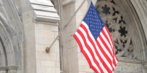 Amerikanische Flagge weht vor St. Patrick s Cathedral in New York