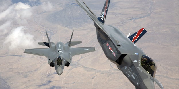 Zwei Kampfflugzeuge der US Air Force in der Luft