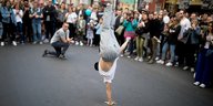 Breakdancer umringt von Zuschauern