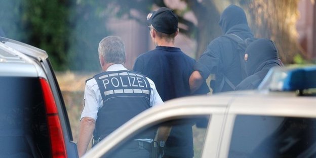 Polizei führt verdächtigen von Revolution Chemnitz ab