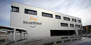 Blick auf die Fasse der insolventen Firma Solarworld