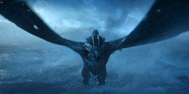 Game-of-Thrones-Szene: Mann sitzt auf fliegendem Drachen