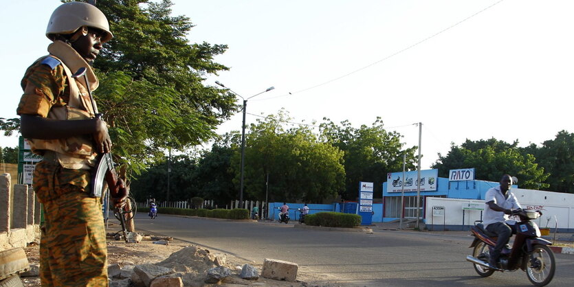 Ein Soldat steht in Ouagadougou am Straßenrand