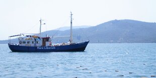 Ein Schiff der Mare Liberum schwimmt auf dem Meer