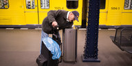 Flaschensammler Frank Epsch sucht am 14.04.2015 auf einem U-Bahnhof in Berlin nach Pfandflaschen. Er ist Mitglied auf der Internetplattform Pfandgeben.de.
