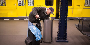 Flaschensammler Frank Epsch sucht am 14.04.2015 auf einem U-Bahnhof in Berlin nach Pfandflaschen. Er ist Mitglied auf der Internetplattform Pfandgeben.de.