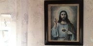 Ein Bild von Jesus hängt an einer Wand