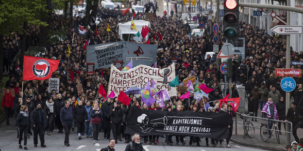 Teilnehmer der „Revolutionären 1. Mai-Demo“ des Jahres 2018 gehen durch Hamburg.