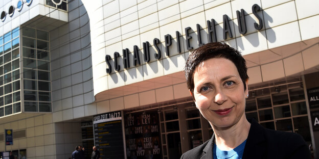 Sonja Anders steht vor dem Schauspielhaus in Hannover.