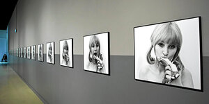 Bilder in einer Gallerie zeigen eine Frau, die eine Banane isst. Bilder in einer Gallerie zeigen eine Frau, die eine Banane isst.