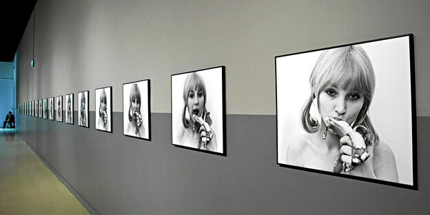 Bilder in einer Gallerie zeigen eine Frau, die eine Banane isst.