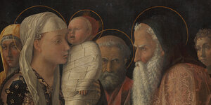 Maria präsentiert ihr Baby Jesus dem Weisen Simeon. Derzeit ist das Bild Andrea Mantegnas in der Berliner Gemäldegalerie zu sehen.