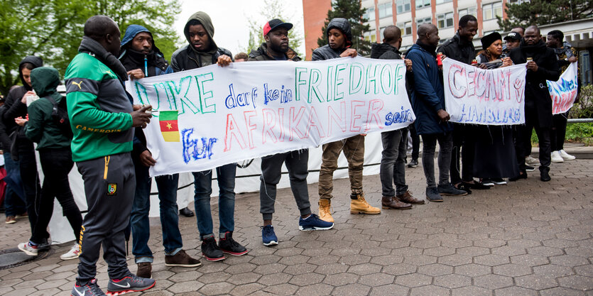 Menschen protestieren vor dem Krankhaus gegen das Vorgehen der Security