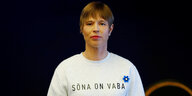 Kersti Kaljulaid bei ihrem Auftritt im Tallinner Parlament. Auf ihrem Sweat-Shirt steht: "Das Wort ist frei!"