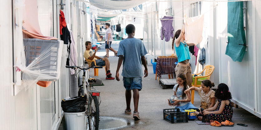 Ein Junge läuft durch ein Flüchtlingscamp