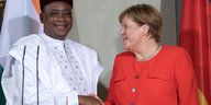 Kanzlerin Angela Merkel empfängt Nigers Präsidenten Mahamadon Issoufou im August vergangenen jahres im Gästehaus der Bundesregierungin Meseberg