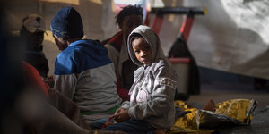 Zwei Kinder an Bord eines Flüchtlingsschiffes