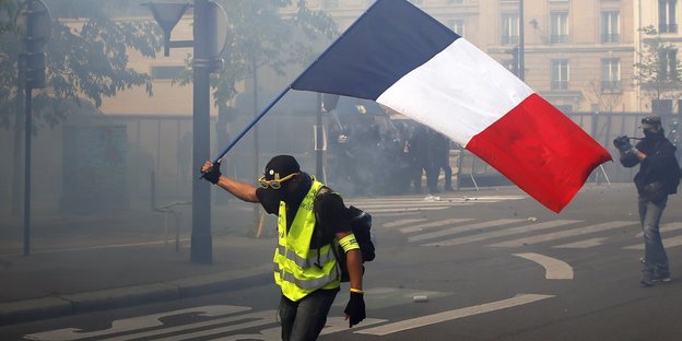 Vermummter mit gelber Weste und französischer Fahne