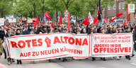 Am Beginn einer Demonstration wird ein Banner getragen mit der Aufschrift: "Rotes Altona. Auf zu neuen Kämpfen! Die Geschichte im Kopf, die Zukunft im Blick. Jugend in die Offensive"