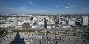 Der Kulturpalast in Warschau wirft einen Schatten auf den Vorplatz