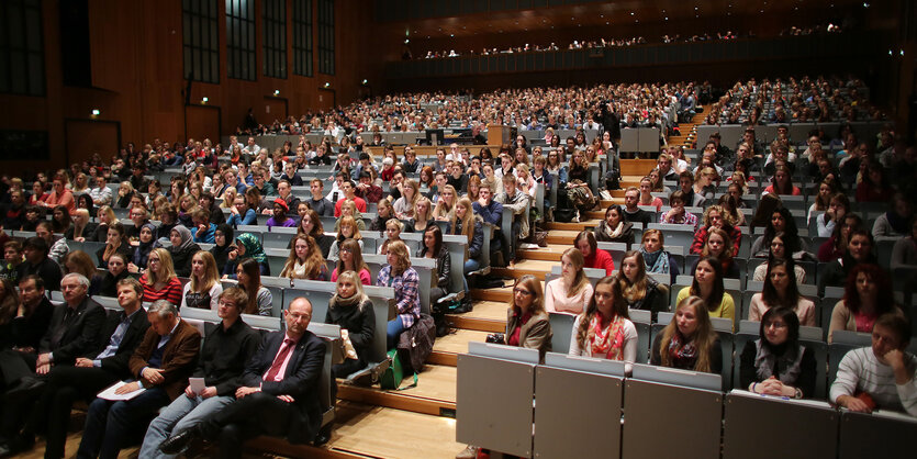 Das Audimax der Uni Köln ist bis auf den letzten Stuhl besetzt.