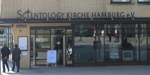 Passanten gehen an der Zentrale der Scientology Kirche in Hamburg vorbei.
