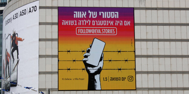 Israel, Tel Aviv: Die Werbung für ein neues Holocaust-Gedenkprojekt in Israel hängt an einer Wand. Auf dem digitalen Plakat steht auf Hebräisch: "Evas Story. Wenn ein Mädchen während des Holocaust Instagram gehabt hätte".