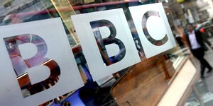Das Logo der BBC auf Glas