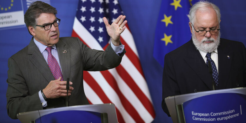 Vor einer US-Flagge und einer EU-Flagge stehen der US-Energieminister Rick Perry und der EU-Energiekommissar Arias Canete