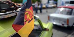 Ein Trabant mit DDR-Flagge