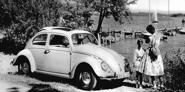 Eine Familie macht Mitte der 60er Jahre mit ihrem Volkswagen 1200 Berlina einen Ausflug an einen See