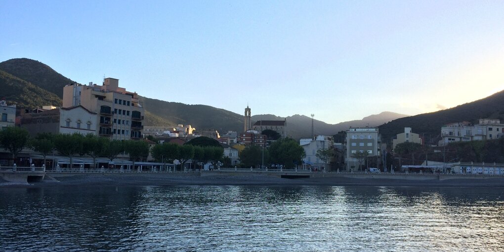 Der kleine Küstenort Portbou in Spanien