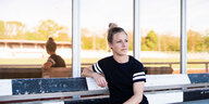 Svenja Huth von Turbine Potsdam sitzt für ein Porträtfoto auf einer Bank