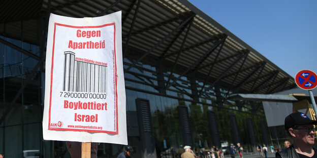 Plakat mit der Aufschrift "gegen Apartheid - boykottiert Israel"