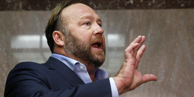 Der rechte Verschwörungstheoretiker Alex Jones im Anzug Der rechte Verschwörungstheoretiker Alex Jones im Anzug