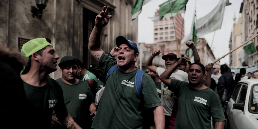 Demonstranten marschieren in Buenos Aires gegen die Wirtschaftspolitik des amtieren Präsidenten Macri