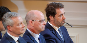 Innenminister Christophe Castaner (1.v.r.) mit zwei Kabinettskollegen