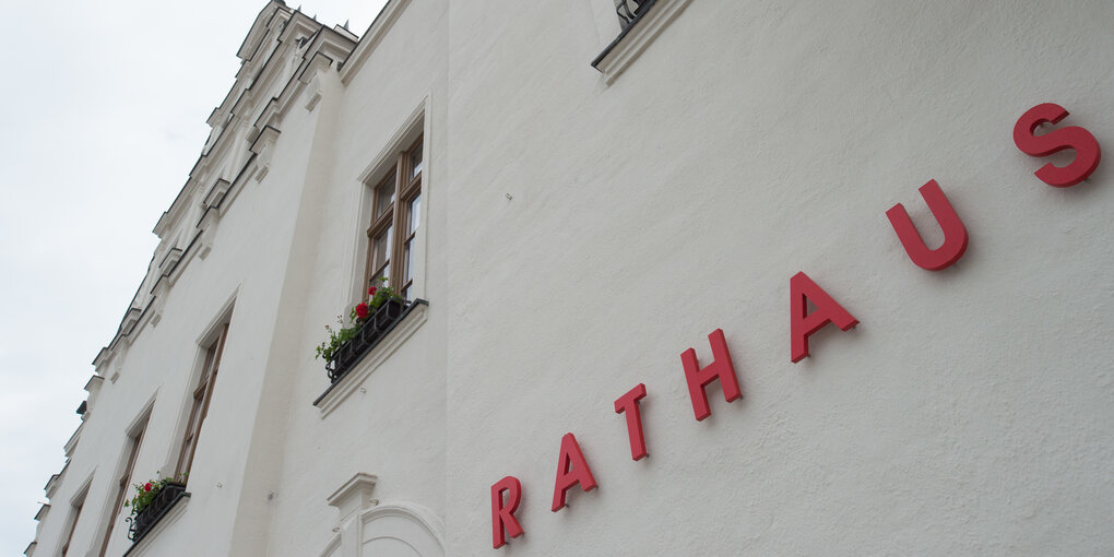 Gebäude mit roter Aufschrift "Rathaus"