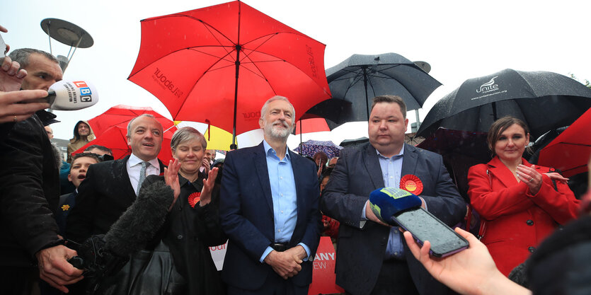 Jeremy Corbyn (m). und seine Getreuen in Manchester