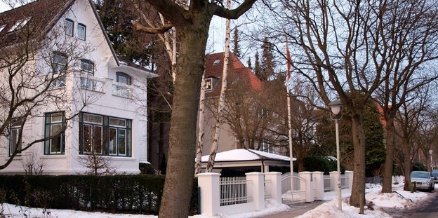 Ein weißes Haus in der Moltestraße in Kiel-Düsternbrook. Im Vordergrund ein alter Baum, auf der Straße liegt Schnee.