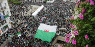 Menschenmassen mit algerischer Fahne